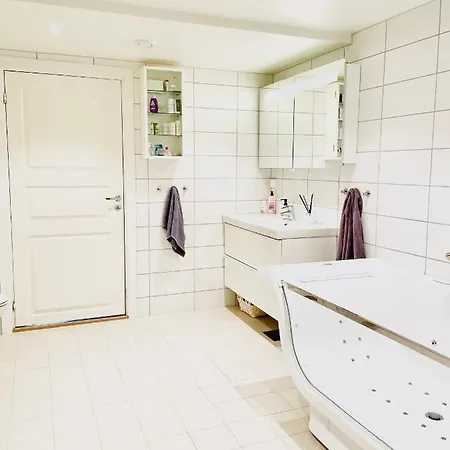 ***upscale***city Center* Guest house